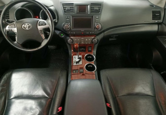 Подержанный автомобиль Toyota Highlander 2011 года (11 фото)