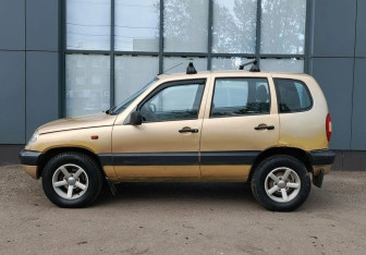 Подержанный автомобиль Chevrolet Niva 2004 года (2 фото)