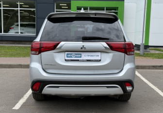 Подержанный автомобиль Mitsubishi Outlander 2022 года (6 фото)