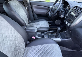 Подержанный автомобиль Toyota RAV4 2003 года (9 фото)