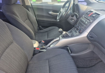 Подержанный автомобиль Toyota Auris Hatchback 2007 года (9 фото)