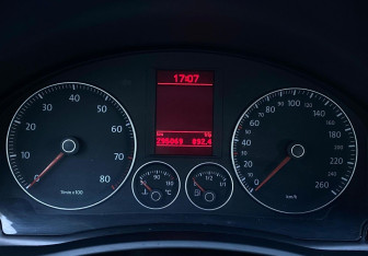 Подержанный автомобиль Volkswagen Golf Hatchback 2008 года (13 фото)