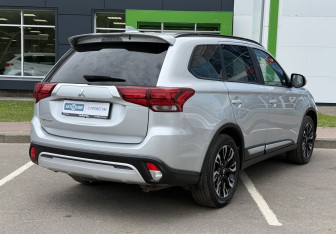 Подержанный автомобиль Mitsubishi Outlander 2022 года (5 фото)