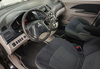 Подержанный автомобиль Mitsubishi Grandis 2007 года (9 фото)