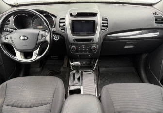 Подержанный автомобиль Kia Sorento 2015 года (9 фото)