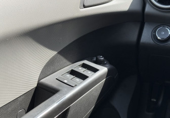 Подержанный автомобиль Chevrolet Aveo Sedan 2013 года (14 фото)