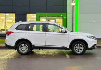 Подержанный автомобиль Mitsubishi Outlander 2017 года (4 фото)