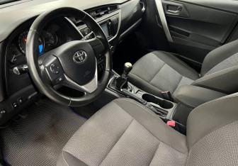 Подержанный автомобиль Toyota Auris Hatchback 2013 года (10 фото)