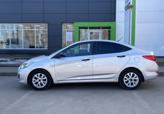 Подержанный автомобиль Hyundai Solaris Sedan 2013 года (8 фото)