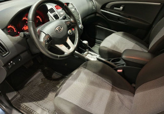 Подержанный автомобиль Kia Ceed Hatchback 2011 года (11 фото)