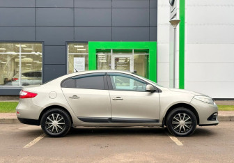 Подержанный автомобиль Renault Fluence 2013 года (8 фото)