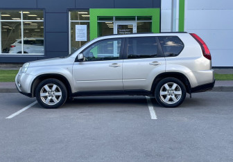 Подержанный автомобиль Nissan X-Trail 2011 года (8 фото)