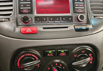 Подержанный автомобиль Kia Rio Sedan 2010 года (13 фото)