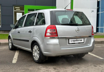 Подержанный автомобиль Opel Zafira Compactvan 2010 года (7 фото)