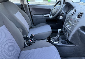 Подержанный автомобиль Ford Fusion 2007 года (10 фото)