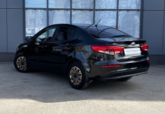 Подержанный автомобиль Kia Rio Sedan 2015 года (8 фото)