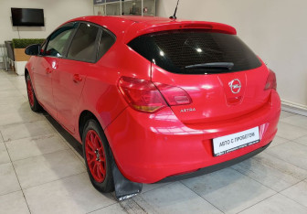 Подержанный автомобиль Opel Astra Hatchback 2011 года (6 фото)