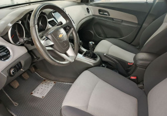 Подержанный автомобиль Chevrolet Cruze Sedan 2010 года (10 фото)