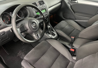 Подержанный автомобиль Volkswagen Golf Hatchback 2012 года (10 фото)