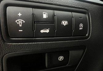 Подержанный автомобиль Genesis G80 2017 года (18 фото)