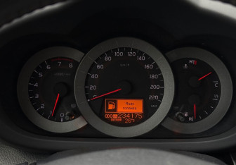 Подержанный автомобиль Toyota RAV4 2006 года (12 фото)