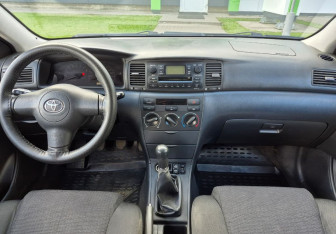 Подержанный автомобиль Toyota Corolla Sedan 2005 года (9 фото)