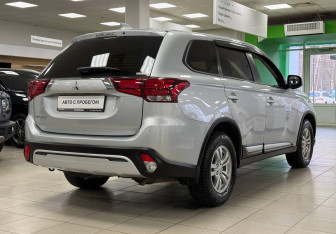 Подержанный автомобиль Mitsubishi Outlander 2021 года (5 фото)