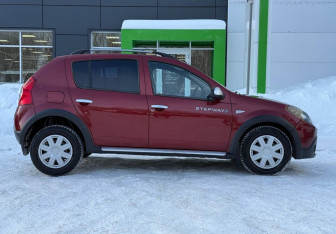 Подержанный автомобиль Renault Sandero 2011 года (5 фото)