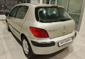 Подержанный автомобиль Peugeot 307 Hatchback 2007 года (8 фото)