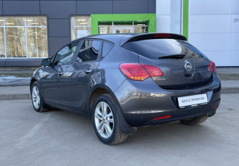 Подержанный автомобиль Opel Astra Hatchback 2010 года (7 фото)