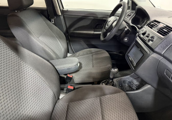 Подержанный автомобиль Skoda Fabia Hatchback 2011 года (10 фото)