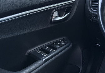 Подержанный автомобиль Kia Rio Hatchback 2017 года (16 фото)