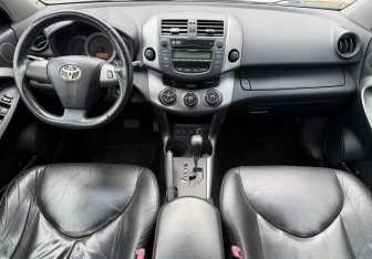 Подержанный автомобиль Toyota RAV4 2010 года (10 фото)