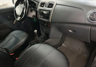 Подержанный автомобиль Renault Logan Sedan 2017 года (10 фото)