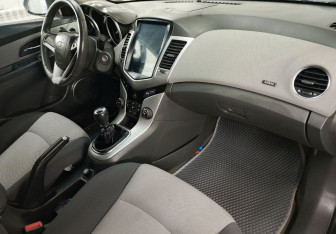 Подержанный автомобиль Chevrolet Cruze Sedan 2010 года (13 фото)