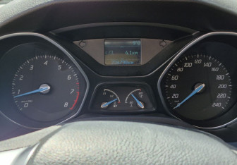 Подержанный автомобиль Ford Focus Hatchback 2011 года (13 фото)