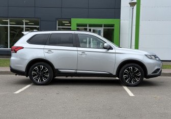 Подержанный автомобиль Mitsubishi Outlander 2022 года (4 фото)