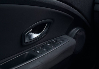 Подержанный автомобиль Renault Fluence 2011 года (14 фото)