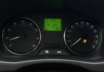 Подержанный автомобиль Skoda Fabia Hatchback 2012 года (13 фото)