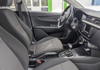 Подержанный автомобиль Kia Rio Hatchback 2018 года (9 фото)
