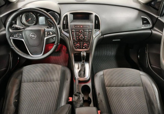 Подержанный автомобиль Opel Astra Hatchback 2011 года (10 фото)