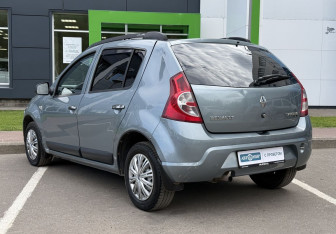 Подержанный автомобиль Renault Sandero 2010 года (7 фото)
