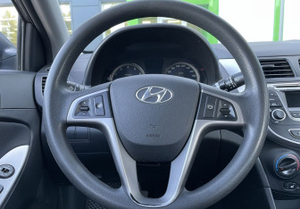 Подержанный автомобиль Hyundai Solaris Sedan 2015 года (13 фото)