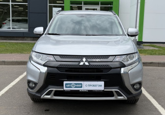 Подержанный автомобиль Mitsubishi Outlander 2022 года (2 фото)