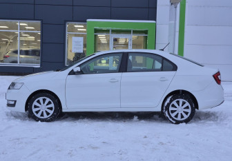 Подержанный автомобиль Skoda Rapid Liftback 2018 года (8 фото)