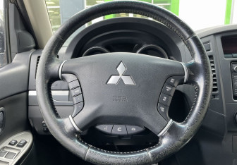 Подержанный автомобиль Mitsubishi Pajero 2014 года (17 фото)