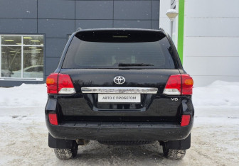Подержанный автомобиль Toyota Land Cruiser Suv 2012 года (6 фото)