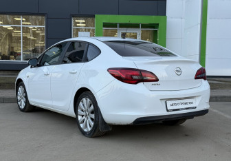Подержанный автомобиль Opel Astra Sedan 2013 года (7 фото)