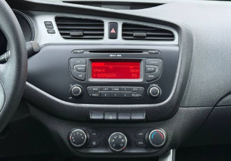 Подержанный автомобиль Kia Ceed Hatchback 2013 года (13 фото)