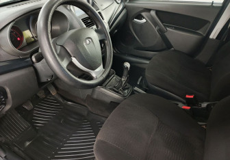 Подержанный автомобиль LADA (ВАЗ) Kalina Hatchback 2013 года (9 фото)